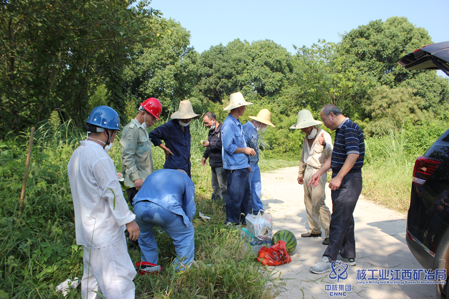 金安鈾業(yè)開展“夏送清涼”慰問活動1_副本.png